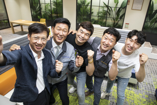 22일 삼성전자 화성 사업장에서 김창한(왼쪽부터) 삼성전자 DS부문 상생협력센터 전무, 류성목 화성엔지니어링 대표, 김정식 서강이엔씨 과장 등이 기념사진을 찍고 있다. 삼성전자는 이날 반도체 1·2차 297개 우수 협력사 직원 2만3000여명에게 상반기 인센티브로 365억3000만원을 지급했다.  <삼성전자 제공>